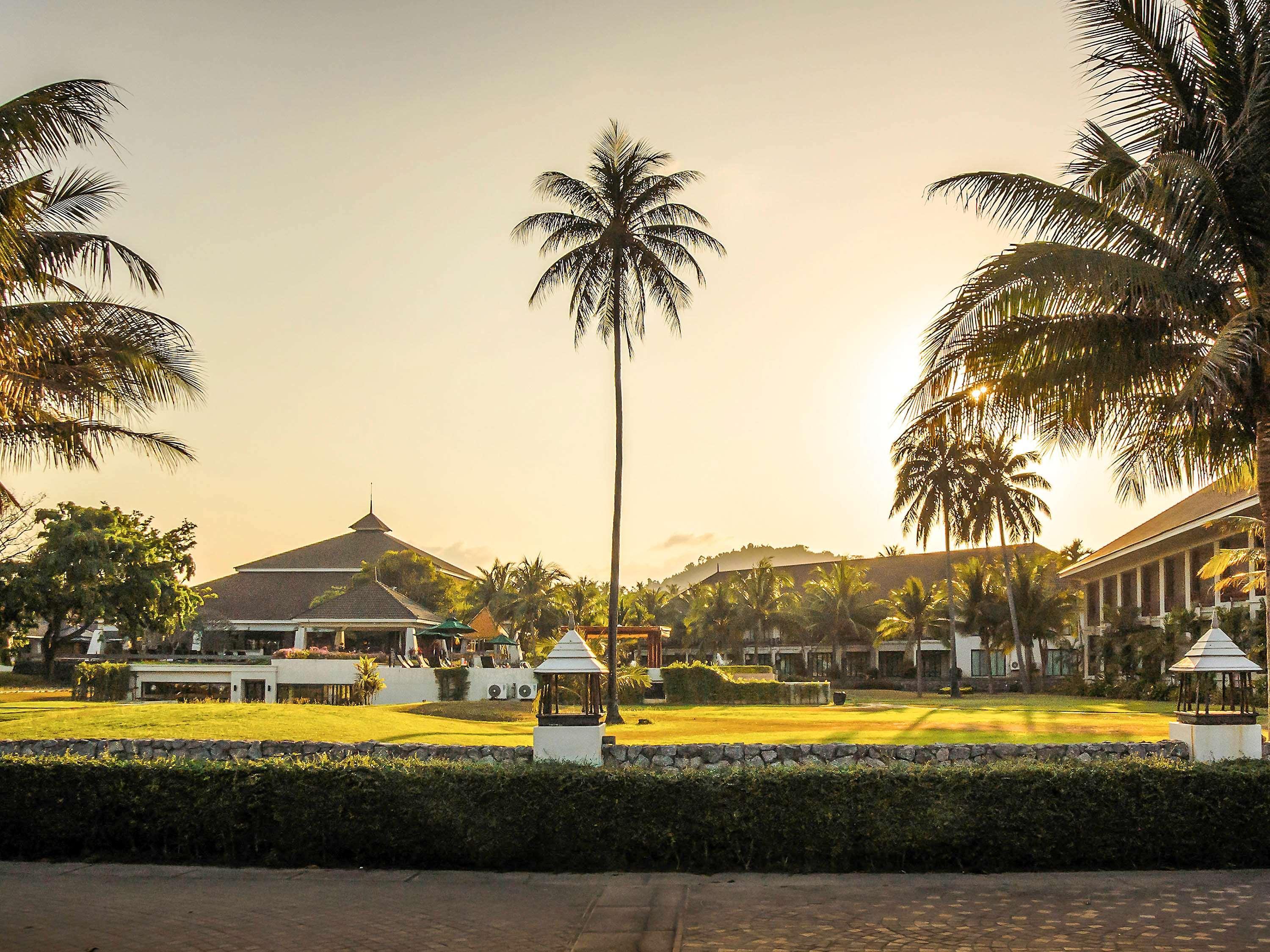 The Nouveau Chumphon Beach Resort And Golf Экстерьер фото