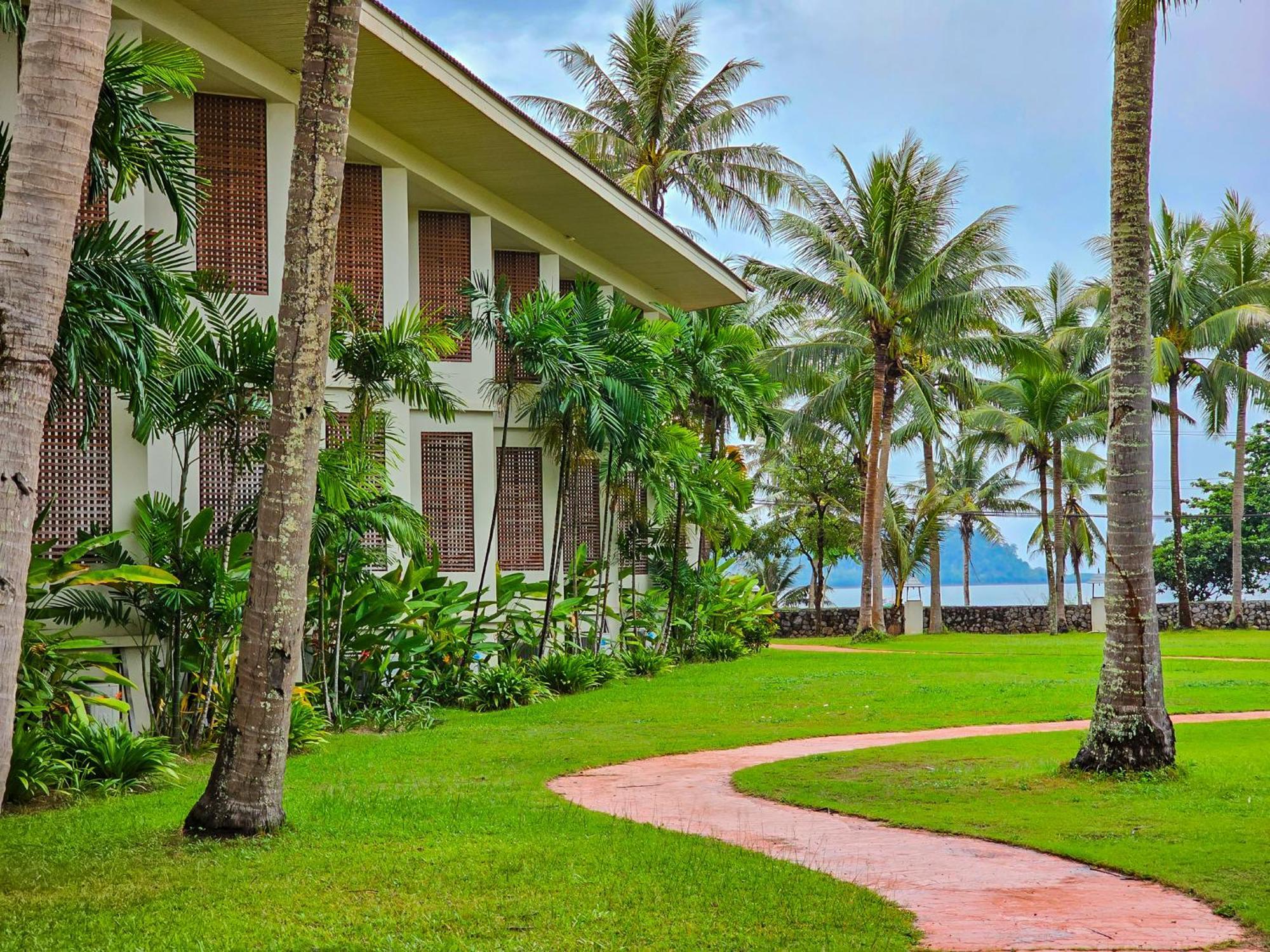 The Nouveau Chumphon Beach Resort And Golf Экстерьер фото