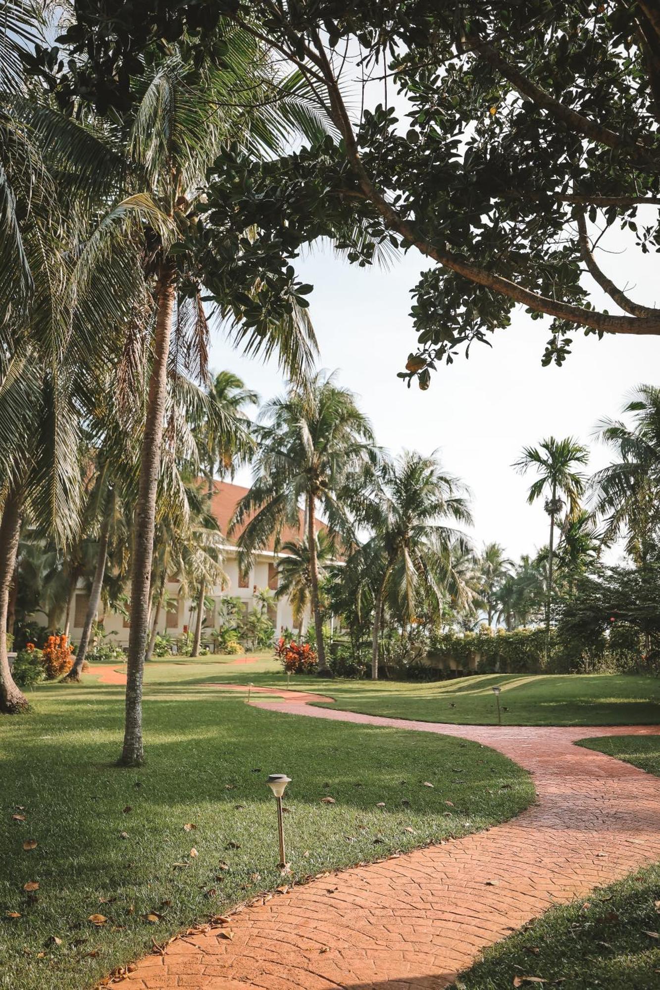 The Nouveau Chumphon Beach Resort And Golf Экстерьер фото