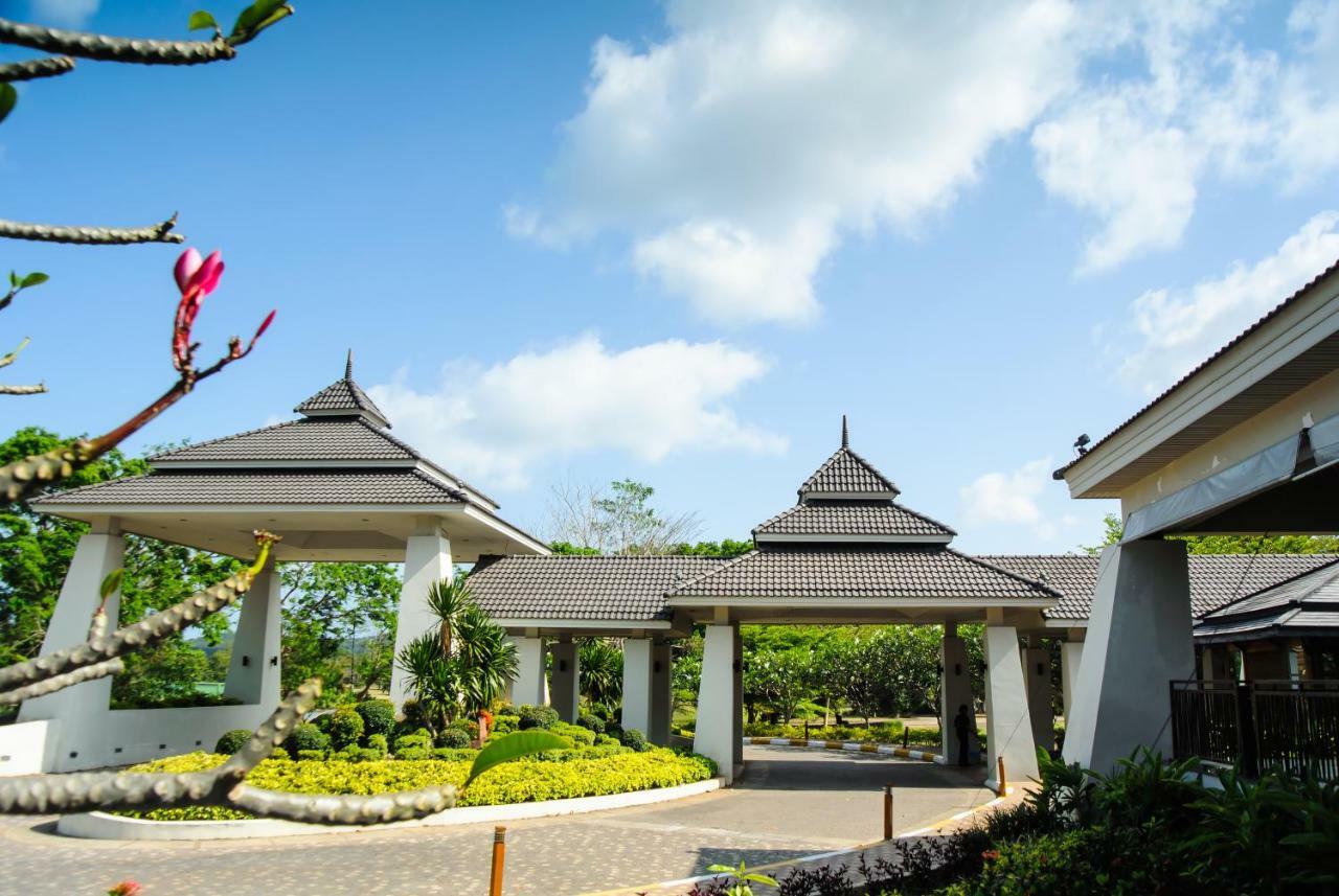 The Nouveau Chumphon Beach Resort And Golf Экстерьер фото